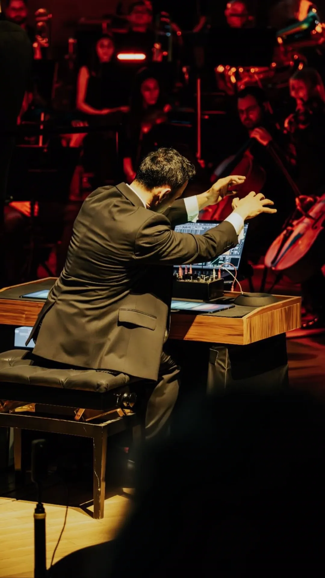 Mehmet Ünal performing